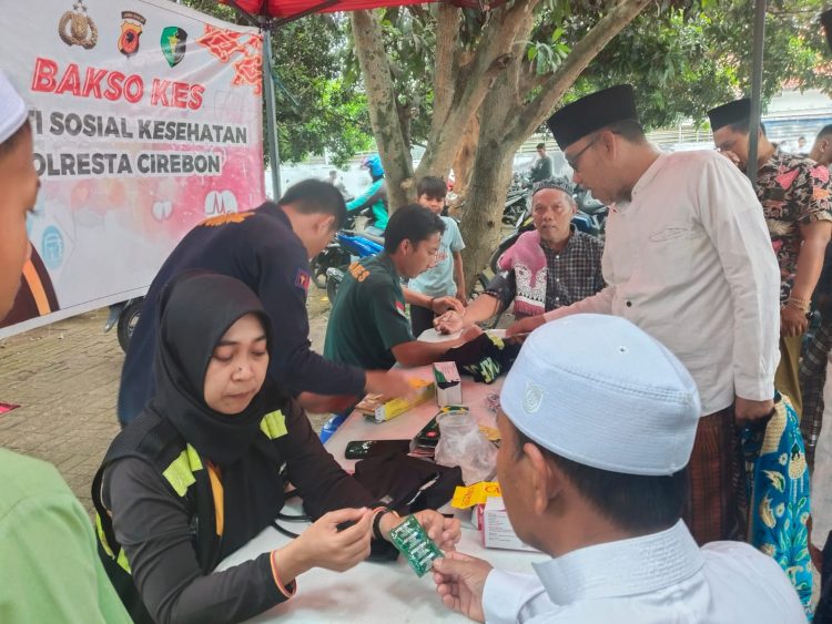 Polresta Cirebon Gelar Bakti Sosial Kesehatan Gratis di Masjid Ar Rodloh