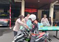 Polsek Cipayung Salurkan Bantuan Sembako Kapolda Metro Jaya kepada Warga dan Ojol