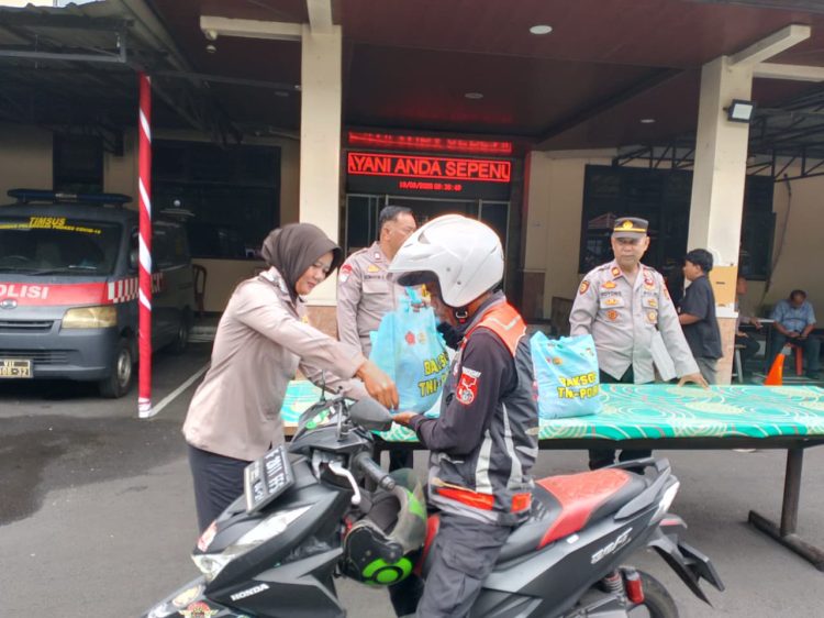 Polsek Cipayung Salurkan Bantuan Sembako Kapolda Metro Jaya kepada Warga dan Ojol