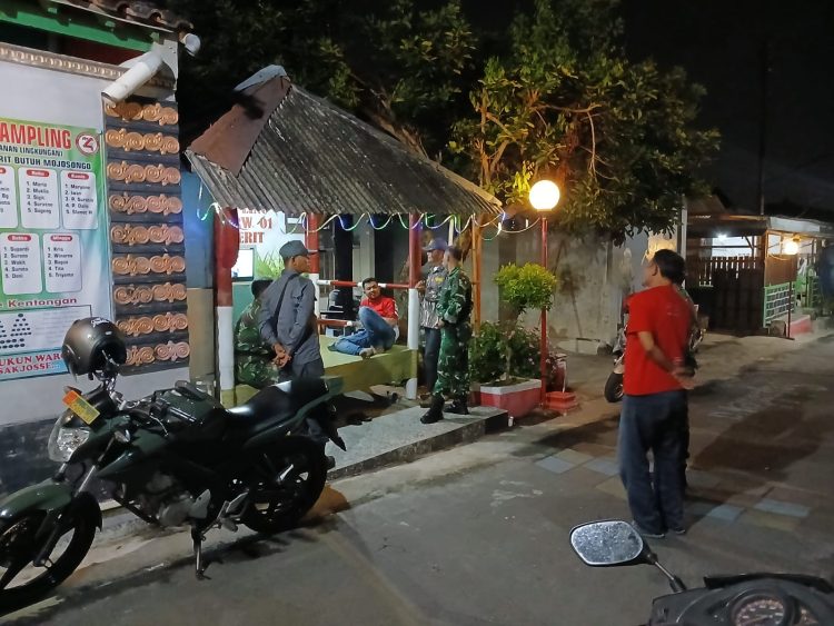 TNI, FKPPI, dan Linmas Bersinergi Jaga Kamtibmas Mojosongo Lewat Patroli Malam
