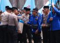 Polisi Bagikan Air Mineral dan Roti di Tengah Aksi Buruh