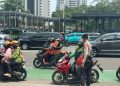 Dit Samapta Polda Metro Jaya Bagikan Makan Siang untuk Masyarakat di Depan Pintu Jagatama
