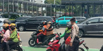 Dit Samapta Polda Metro Jaya Bagikan Makan Siang untuk Masyarakat di Depan Pintu Jagatama
