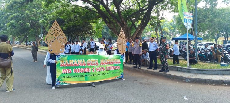 Babinsa Sunyaragi dan Bhabinkamtibmas Monitoring Pawai Ta’aruf MTQ ke-57 Kota Cirebon