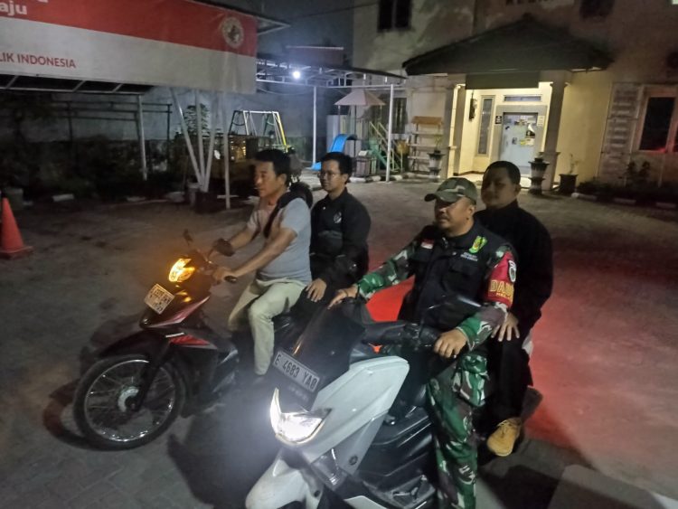Babinsa Kelurahan Kecapi Gelar Patroli Siskamling Bersama Komduk.