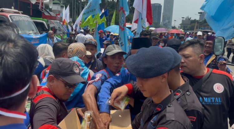 Brimob Polda Metro Jaya Tunjukkan Pengamanan Humanis di Aksi Unjuk Rasa Jakarta