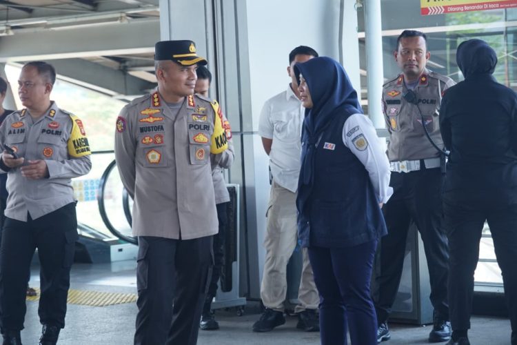 Kapolres Metro Bekasi Pimpin Pengecekan Pengamanan Penyekatan Massa di Stasiun KA Cikarang