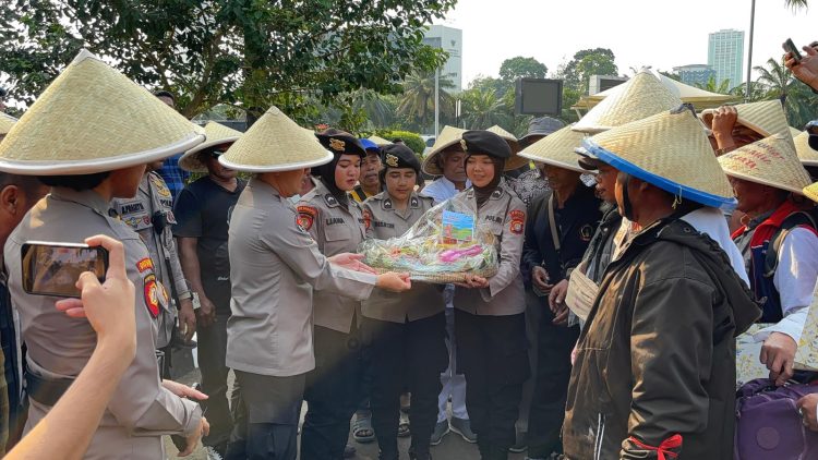 Peringati Hari Tani Nasioal, Polisi dan Petani Potong Tumpeng di DPR
