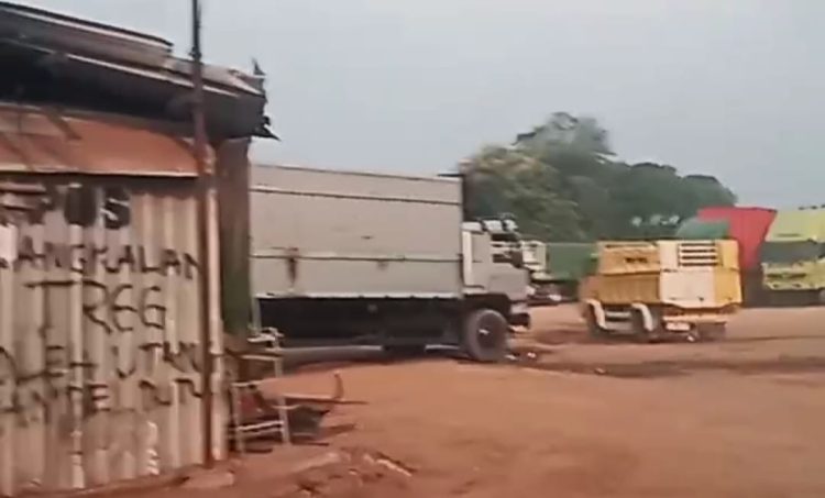 Virall gudang Solar Ilegal di Kendal Beroperasi Terang-terangan,tanpa ada penindakan polres Kendal ada apa ?