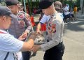 Direktorat Samapta Polda Metro Jaya membagikan sarapan gratis di CFD Bundaran HI. 