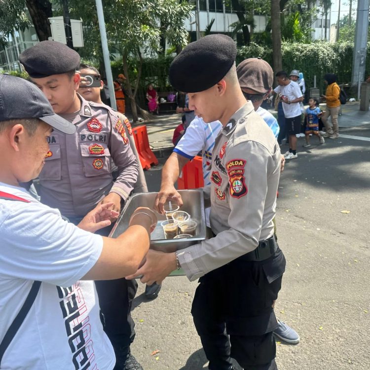 Direktorat Samapta Polda Metro Jaya membagikan sarapan gratis di CFD Bundaran HI. 