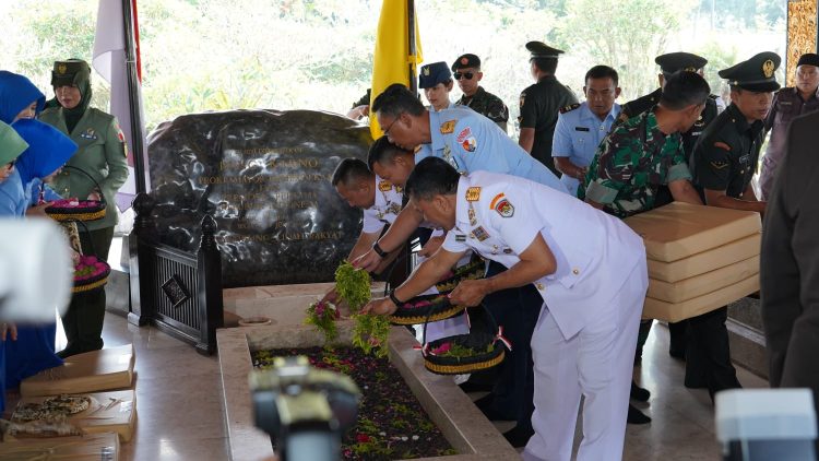 Ziarah Ke Makam Bung Karno, TNI Peringati HUT Ke 80 Dengan Semangat Kebangsaan