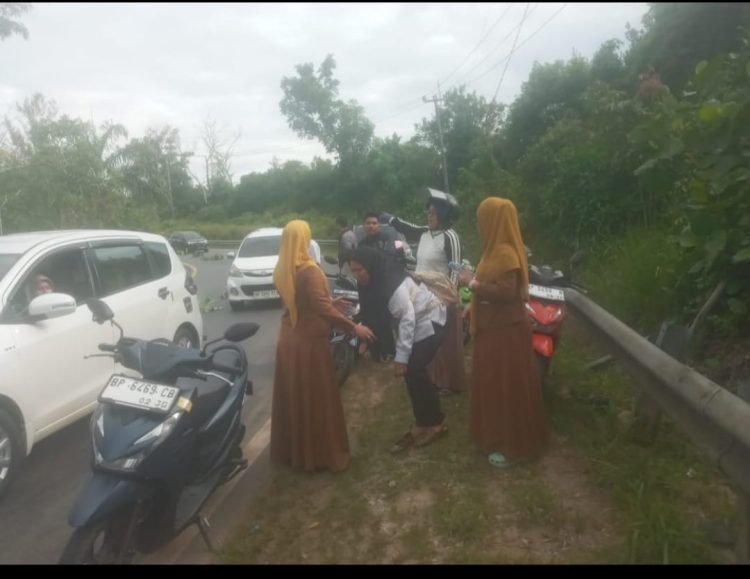 Solar Tumpah di Jalan Lintas Barat Batu 16, Nyaris Telan Korban