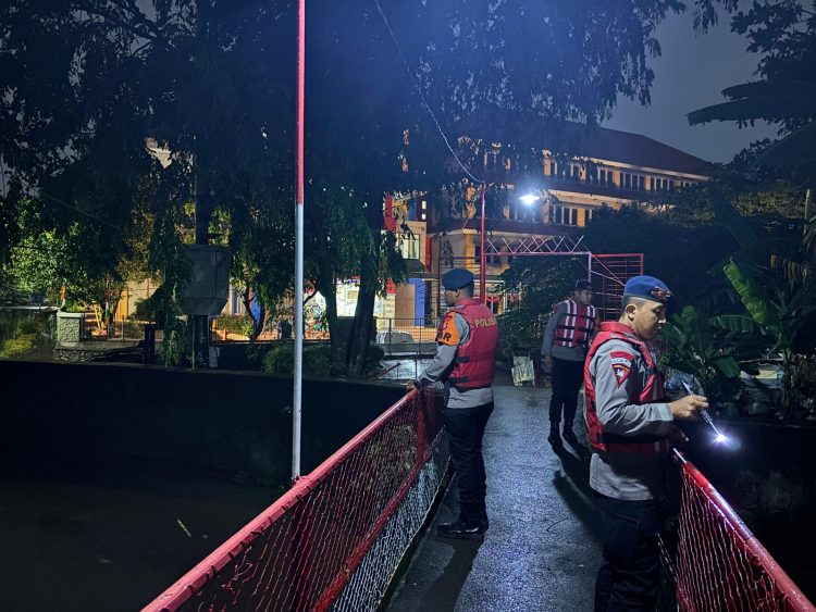 Jaga Jakarta: Brimob Polda Metro Jaya Patroli SAR Antisipasi Genangan Air di Jakarta Timur