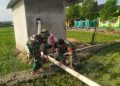 Babinsa Dampingi Petani dalam Pengairan Sawah