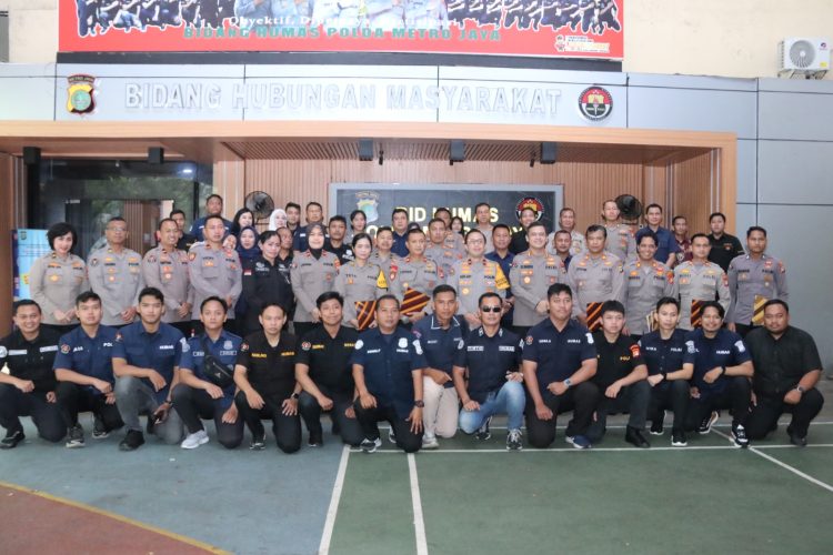 Kabid Humas Polda Metro Jaya Berikan Penghargaan untuk Personel Humas Berprestasi
