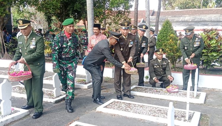 Ziarah Nasional Di TMP Raden Wijaya, Momentum HUT Ke 80 TNI Untuk Mengenang Jasa Pahlawan