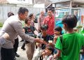 Momen Unik Ketika Kapolres Metro Bekasi Kota Bagikan Paket Sembako Wilayah Margajaya 