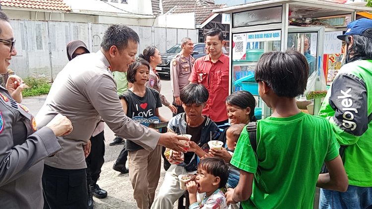 Momen Unik Ketika Kapolres Metro Bekasi Kota Bagikan Paket Sembako Wilayah Margajaya