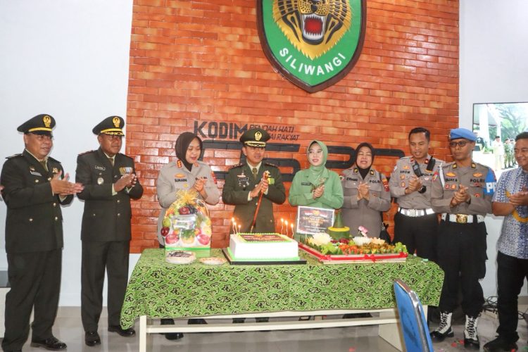 Polresta Cirebon Beri Kejutan Tumpeng dan Kue di Hari Ulang Tahun TNI ke-80: Wujud Soliditas, Sinergi, dan Persaudaraan TNI–Polri