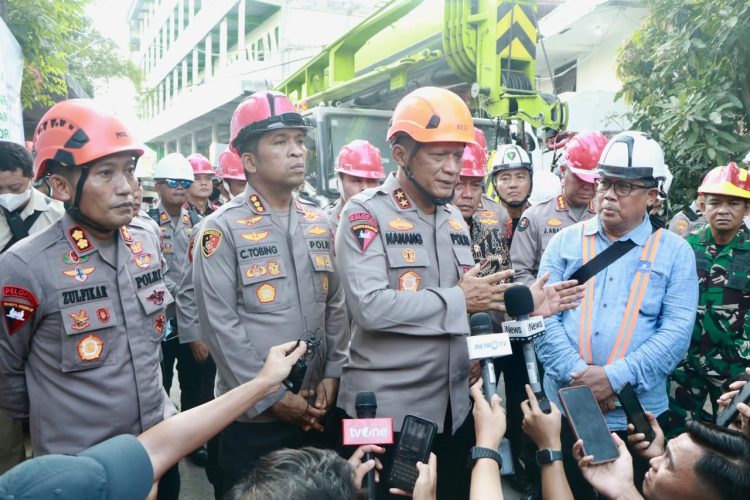 Kapolda Jatim Tinjau Evakuasi Korban Robohnya Bangunan Ponpes Al Khoziny di Sidoarjo