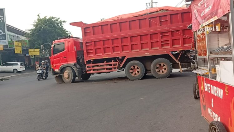Jalanan Semarang Dihantam Truk Galian C Kalialang: Warga Resah, Kecelakaan Mengintai di Ruas Kalipancur hingga Suratmo