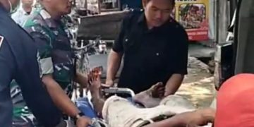 Babinsa Gerak Cepat Bantu Korban Kecelakaan Lalu Lintas di Jalan Kesambi Raya