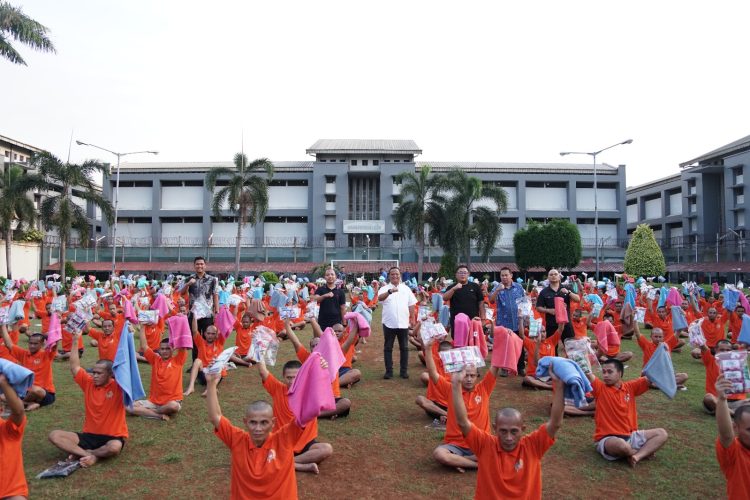 Rutan Cipinang bagikan Baju dan Perlengkapan Mandi Kepada Warga Binaan