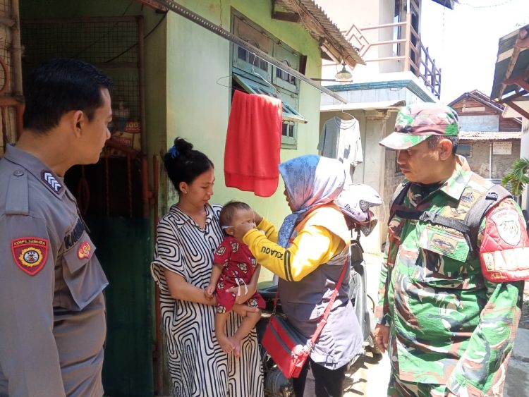 Babinsa dan Bhabinkamtibmas Bersinergi Monitor Kegiatan Pemberian Makan Bergizi untuk Balita Stunting