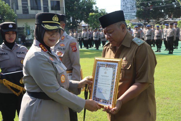 Kapolresta Cirebon Beri Penghargaan kepada Anggota Polri Berprestasi dan Kepala Desa Ciawigajah