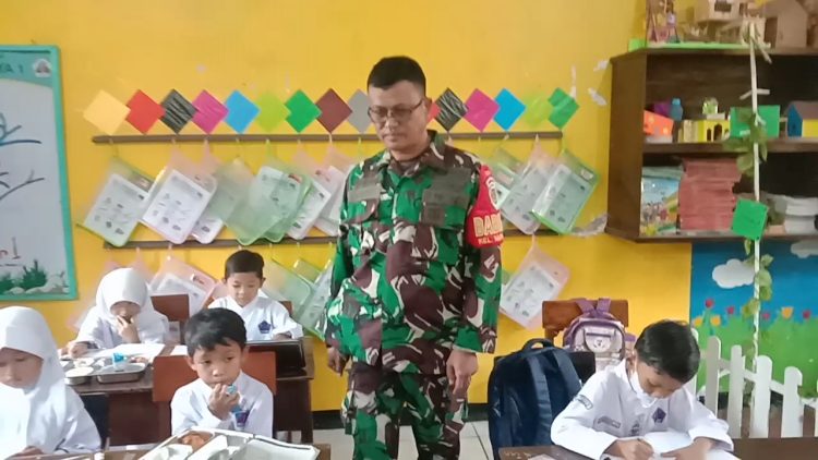Babinsa Kelurahan Karyamulya Monitoring Program Makan Bergizi Gratis di SDN Mega Eltra