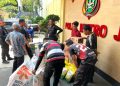 Wujud Kepedulian, Brimob Polda Metro Jaya Berbagi Sembako untuk PHL Staf Mako di Lingkungan Satuan