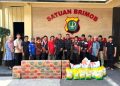 Wujud Kepedulian, Brimob Polda Metro Jaya Berbagi Sembako untuk PHL Staf Mako di Lingkungan Satuan