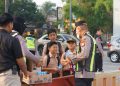 Kapolres Metro Bekasi Pimpin Yanmas Pagi, Bantu Penyeberangan & Bagikan Susu ke Pelajar di Jurong