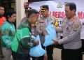 Kapolres Metro Tangerang Kota Gelar Jumat Peduli, Bagikan Sembako untuk Ojol di Mapolsek Tangerang