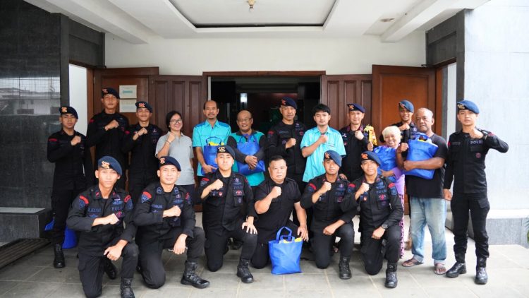 Menyambut HUT ke-80 Korps Brimob Polri, Brimob Polda Metro Jaya Gelar Bakti Sosial di Gereja GPIB Karunia Ciputat