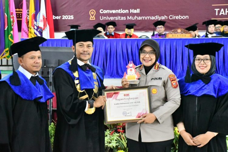 Kapolresta Cirebon Raih Penghargaan TOKOH TELADAN PEDULI GENERASI MUDA   