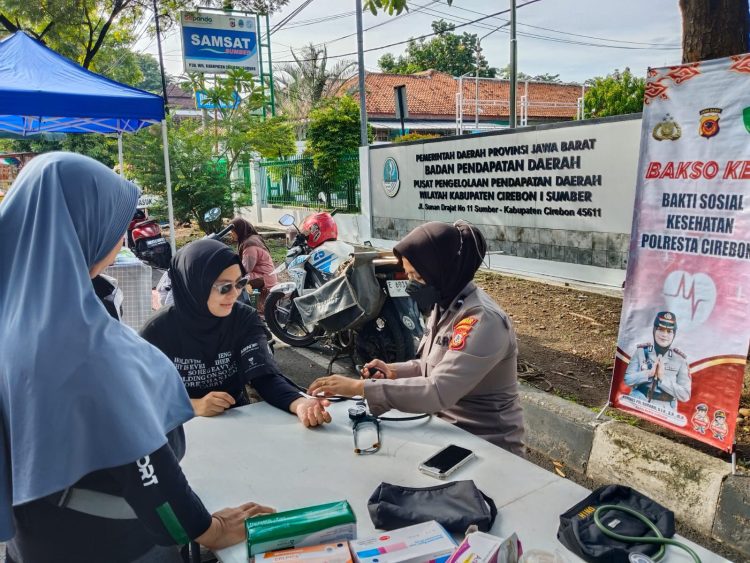 Polresta Cirebon Gelar Bakti Sosial Kesehatan Pengobatan Gratis dan Patroli Polwan Bageur