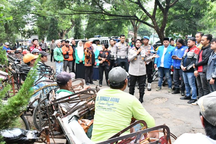 Polresta Cirebon Gelar Patroli dan Baksos Kepada Driver Ojek Online dan Tukang Becak