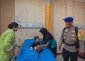 Bhabinkamtibmas Polair Evakuasi Balita Sakit Hernia di Muara Gembong, Dioperasi di RS Polri
