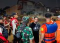 Brimob Polda Metro Jaya Laksanakan Patroli SAR Antisipasi Banjir dan Bantu Evakuasi Warga di Pondok Aren