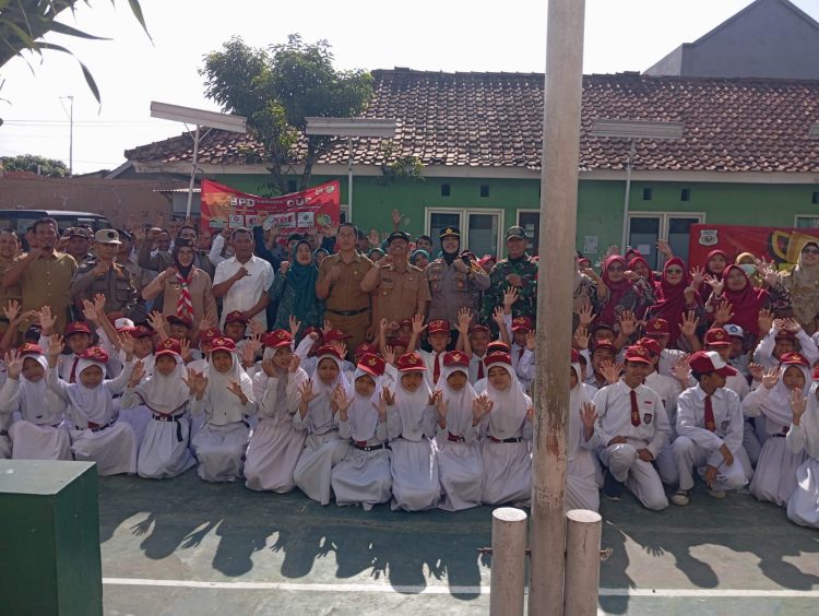 Kapolsek Dramaga Hadiri Apel Upacara Gabungan Forkompicam Juga Ka Desa Cikarawang Di Kantor Desa Depan SDN Cikarawang Kec Dramaga, Sampaikan Edukasi Serta Himbauan Jaga Kondusifitas Wilkum Polsek Dramaga