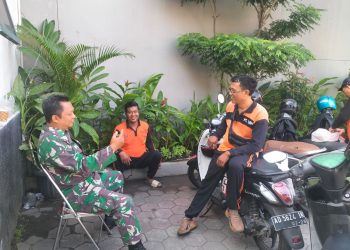 Duduk Bersama & Ngobrol Santai, Ini Cara Babinsa Kemlayan Dekat Dengan Petugas Kebersihan.