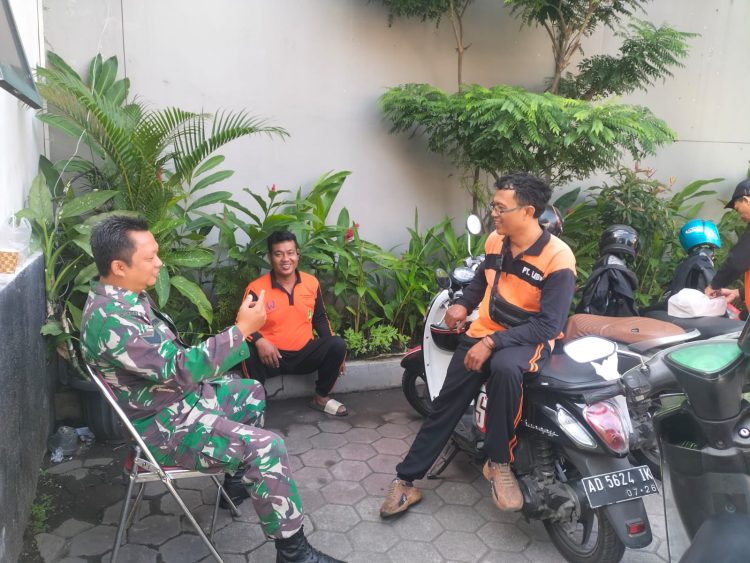 Duduk Bersama & Ngobrol Santai, Ini Cara Babinsa Kemlayan Dekat Dengan Petugas Kebersihan.