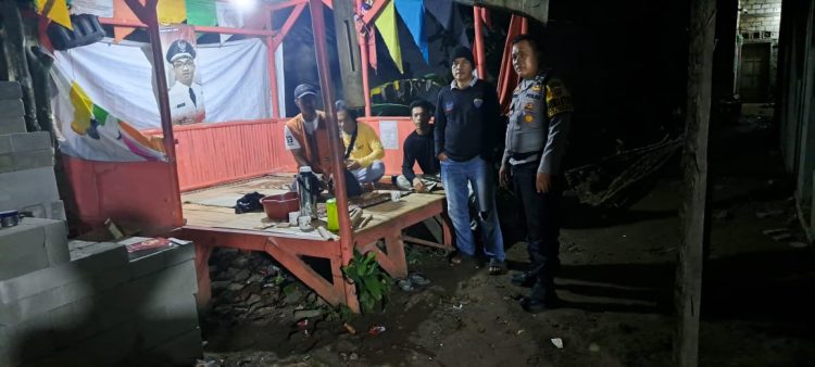 Bhabinkamtibmas Polsek Ciampea laksanakan kontrol petugas ronda malam, sampaikan pesan kamtibmas kepada warga