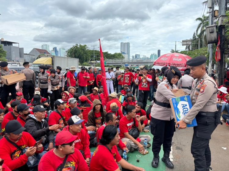 Gelar Aksi Simpatik, Polisi Bagikan Roti dan Air Mineral ke Massa Aksi di DPR