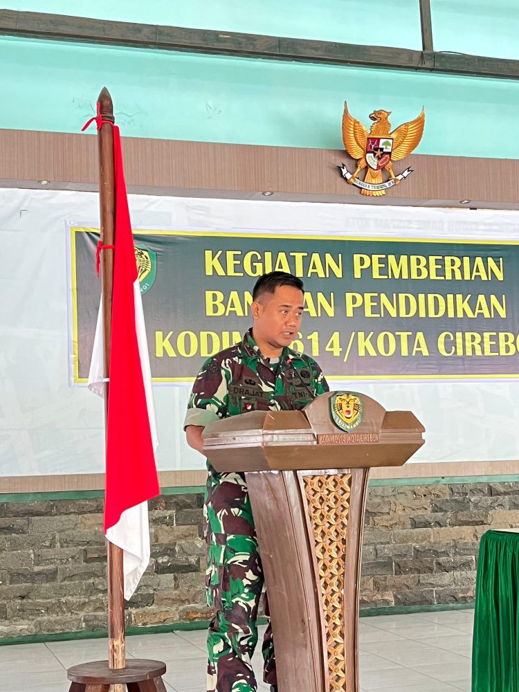Kodim 0614/Kota Cirebon Berikan Bantuan Pendidikan kepada Siswa SMPN 3 Kota Cirebon