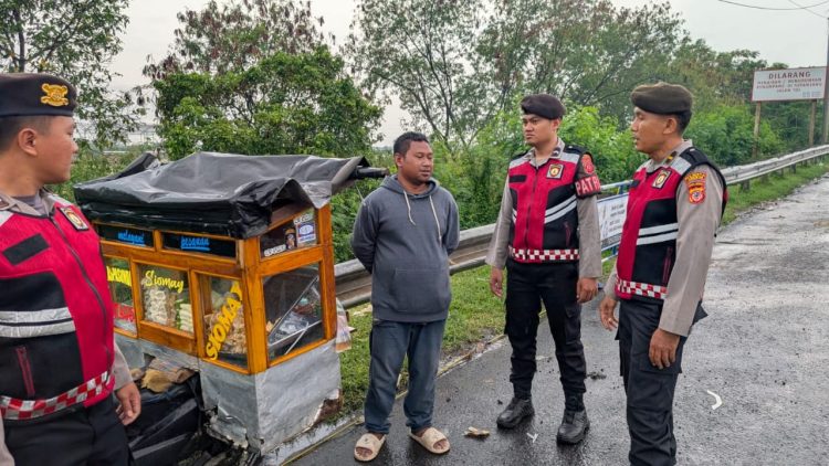 Polresta Cirebon Tertibkan Parkir Liar Truk dan Pedagang Kaki Lima di Sekitar Gerbang Tol