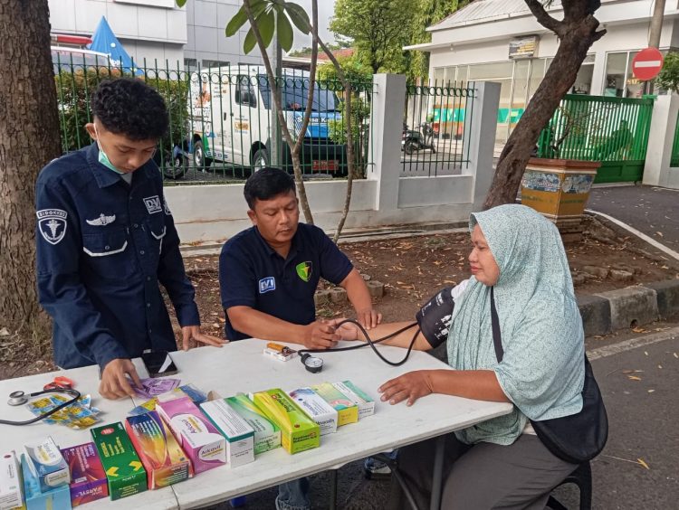 Polresta Cirebon Gelar Bakti Sosial Kesehatan Pengobatan Gratis di CFD Sumber