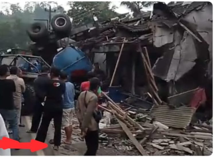 Truk Tangki Solar Oleng dan Terguling di Purworejo, Satu Tewas, Warga Berebut Solar yang Tumpah